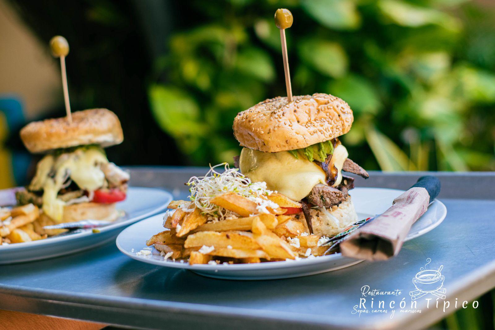 Hamburguesas de la casa servidas en la terraza rodeada de vegetación