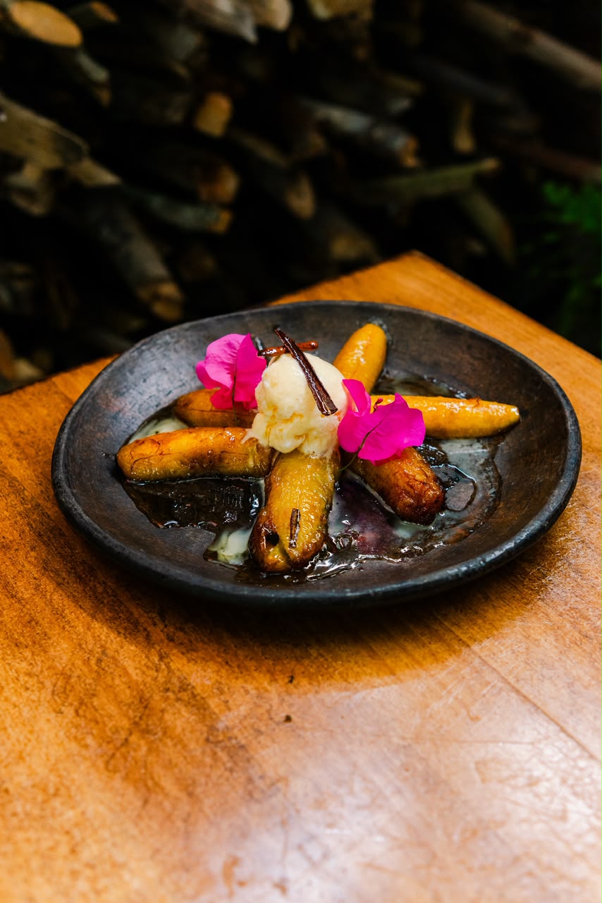 Plátanos en miel con helado servidos en plato de barro